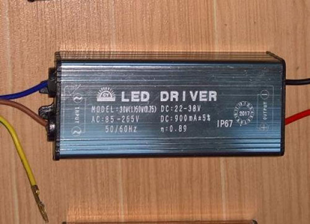 Led driver hay bộ nguồn giúp chuyển đổi dòng điện sao cho phù hợp với hệ thống ánh sáng